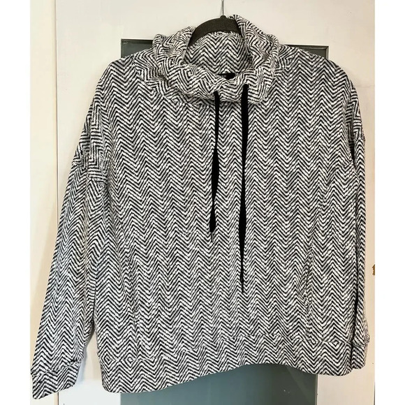 Forever 21 Sweaters - Forever21 Black and White Chevron Houndstooth Cowl
Neck Sweater Women size small